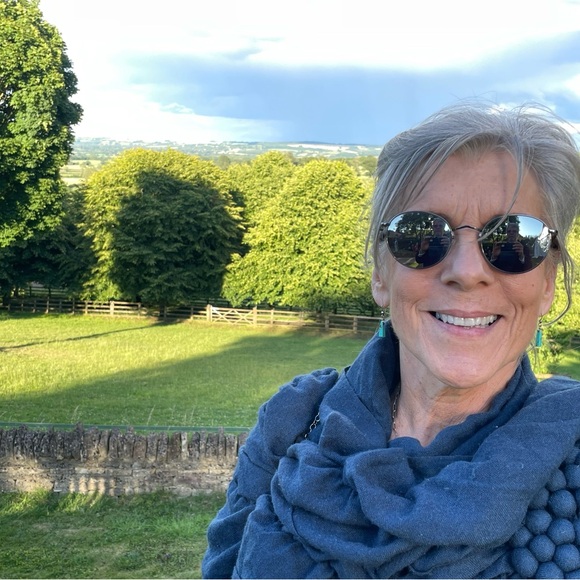 Meet your Posher, Elizabeth - Picture 2 of 2